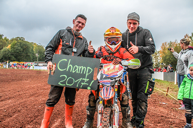 65ccm-Racer Niklas Ohm als glücklicher Tages- und Meisterschaftssieger im Ziel.