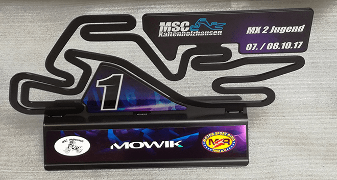 Die von MOWIK Offroad gestalteten Pokale fürs Meisterschaftsfinale.