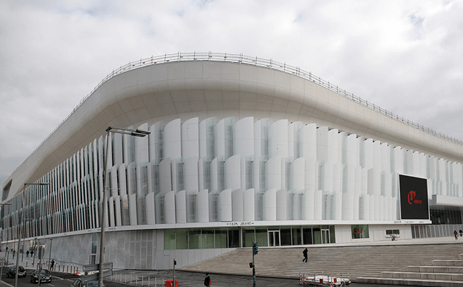 Die imposante Außenansicht der „U Arena“.