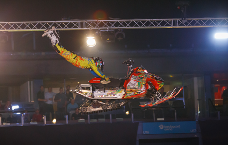 Superman auf einem Ski-doo? Für die Jungs bei der NoF kein Problem!