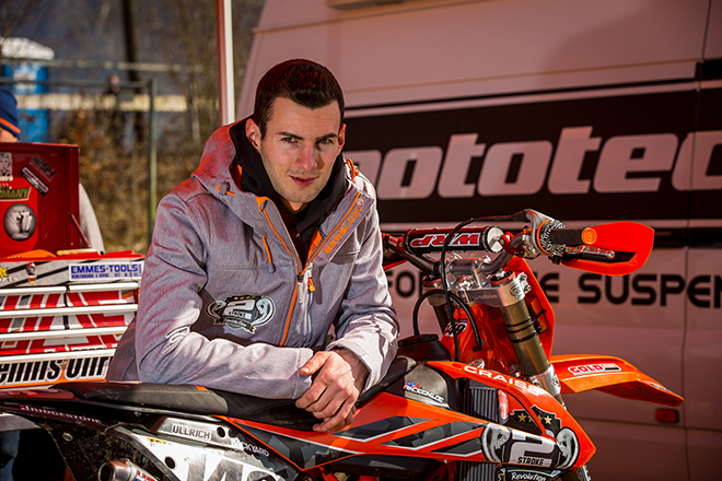 Dennis Ullrich ist mit einer 2-Takt-KTM für sein eigenes Team „2-Stroke Revolution Racing Team“ unterwegs.