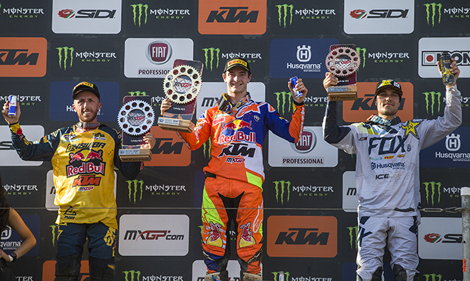 Das MXGP-Tagespodium von Kegums: Antonio Cairoli, Tagessieger Jeffrey Herlings und Gautier Paulin (v.l.)