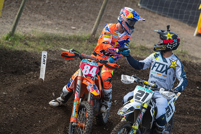 Jeffrey Herlings nimmt den Glückwunsch von Gautier Paul (v.l.) zum Sieg in der Quali entgegen.