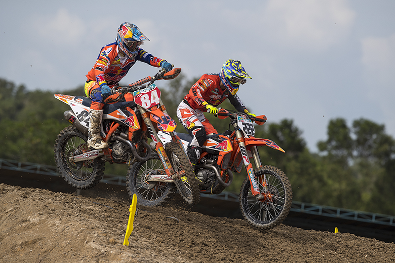 Jeffrey Herlings und Antonio Cairoli (v.l.) lieferten sich beim MXGP of Indonesia spannende Duelle, aus denen "the Bullet" ganz knapp als Sieger hervorging.