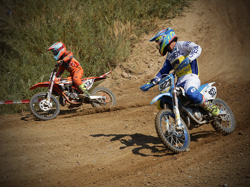 Duell Nicolai Skovbjerg  (#132) und Sascha Hemmerling #(922) in der Klasse 85ccm