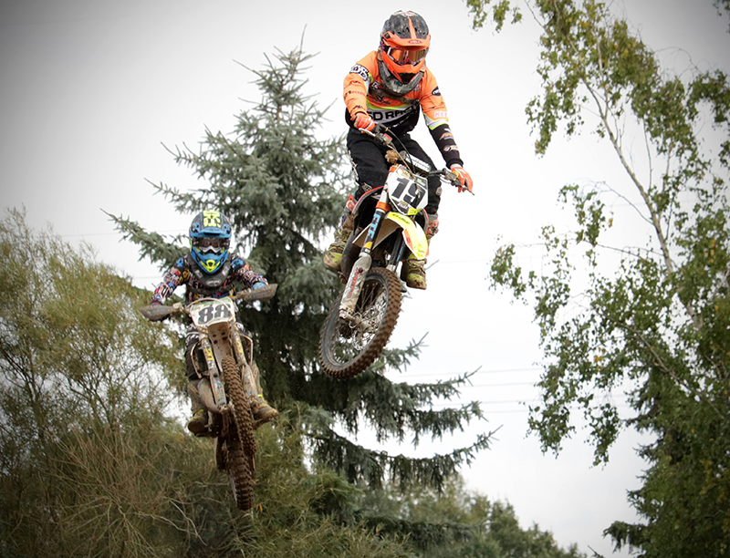 Maikel Ziller (#19) zieht den Holeshot  vor Tom-Leon Schröder.