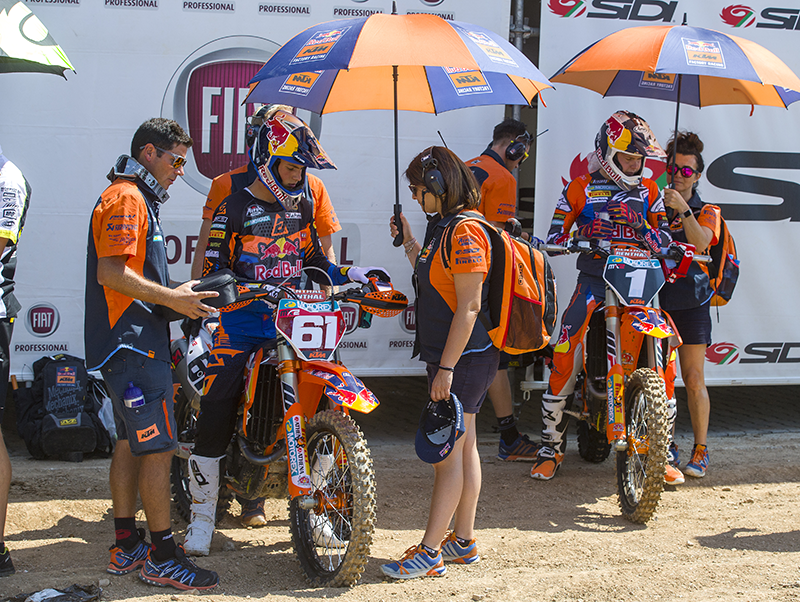 Jorge Prado hat in der MX2-WM derzeit die Nase deutlich vor Teamkollege Pauls Jonass (v.l.)