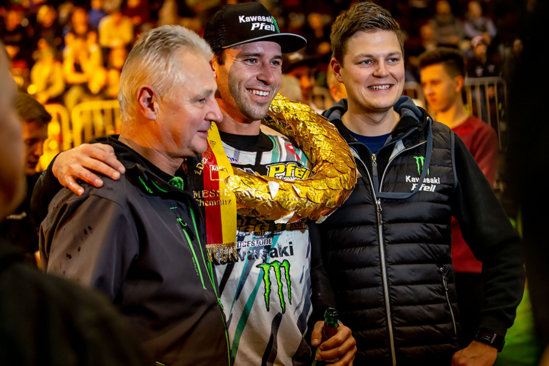 Harald Pfeil, Tyler Bowers  und Tobias Pfeil (v.l.)