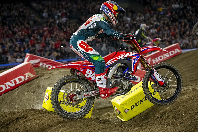 Passend zur roten Honda mit dem Red Plate unterwegs: Ken Roczen.