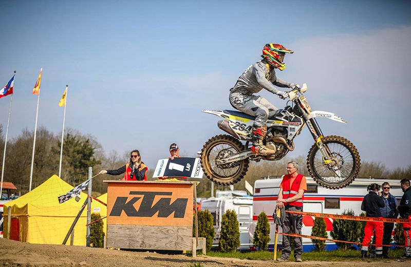 Jascha Berg siegt in der MX2 4-Takt-Klasse.