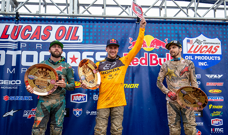 Tagespodium der 450MX mit Eli Tomac, Ken Roczen und Jason Anderson (v.l.)