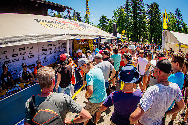 Bei der Autogrammstunde kommen die Fans den Motocross-Stars ganz nahe.