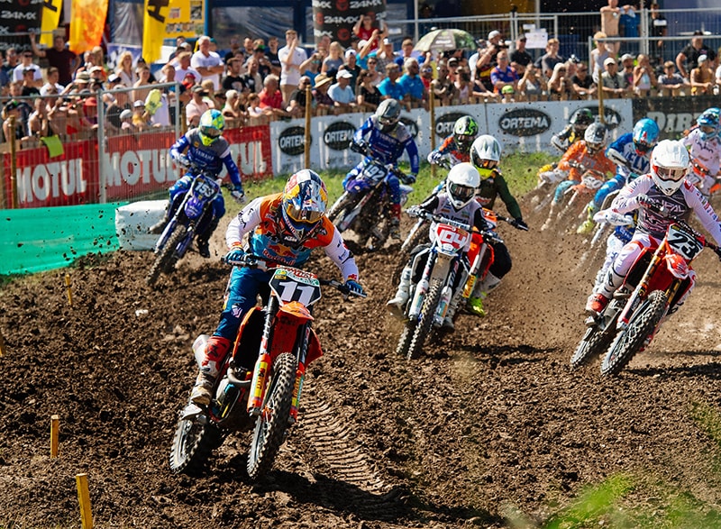 Start beim Youngster Cup: Rene Hofer (#11), Jeremy Sydow (#104) und Josiah Natzke (#23) in vorderster Reihe.