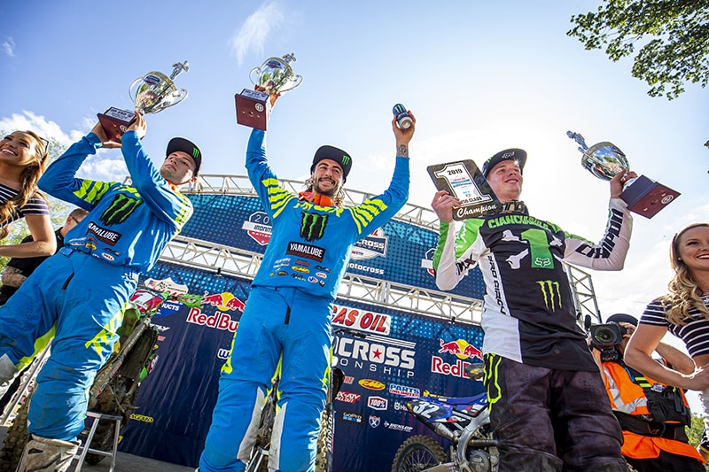 Tagespodium der 250MX: Justin Cooper, Tagessieger Dylan Ferrandis und Adam Cianciarulo (v.l.)
