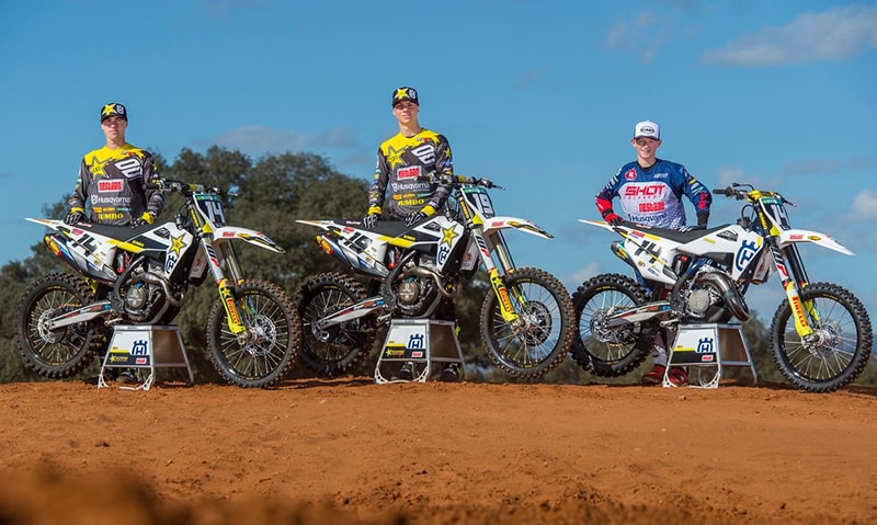 Jed Beaton, Thomas Kjer Olsen und Kay de Wolf (v.l.) rücken 2020 für das Team Rockstar Energy Husqvarna Factory Racing MX2 als Fahrer aus.