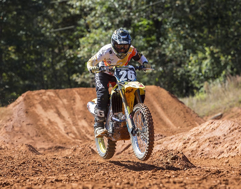 250er Pilot Alex Martin bleibt JGR-Suzuki für ein weiteres Jahr erhalten.